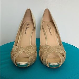 Lulu Townsend gold open toe pumps